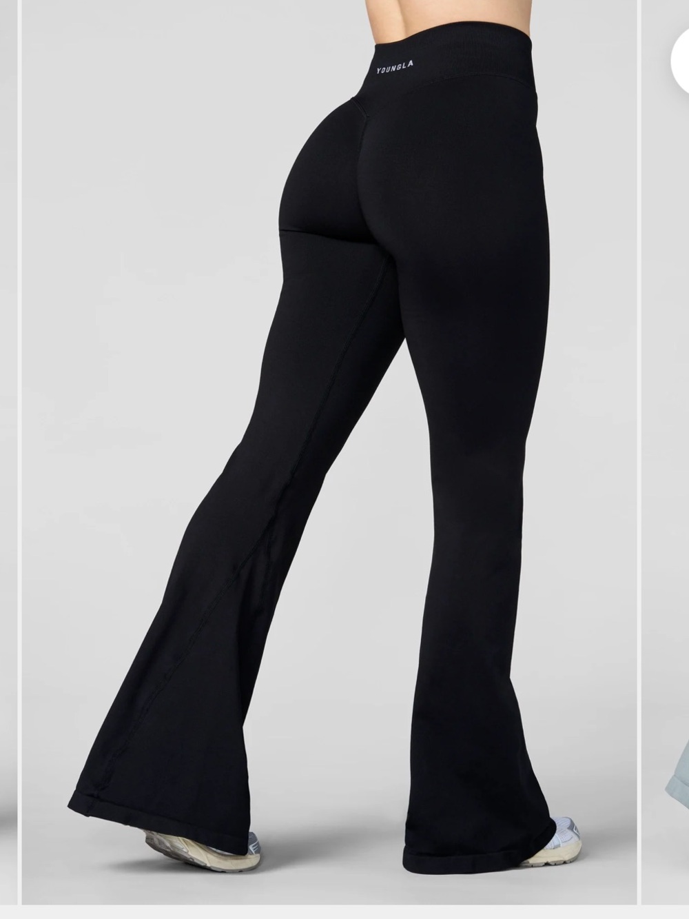 YoungLA Curve Seamless
Flare Leggings (Short)
Black / Small